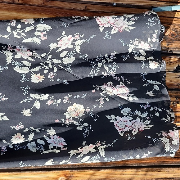 ⭐️Jessica Plus Black Floral Skirt - Picture 2 of 8